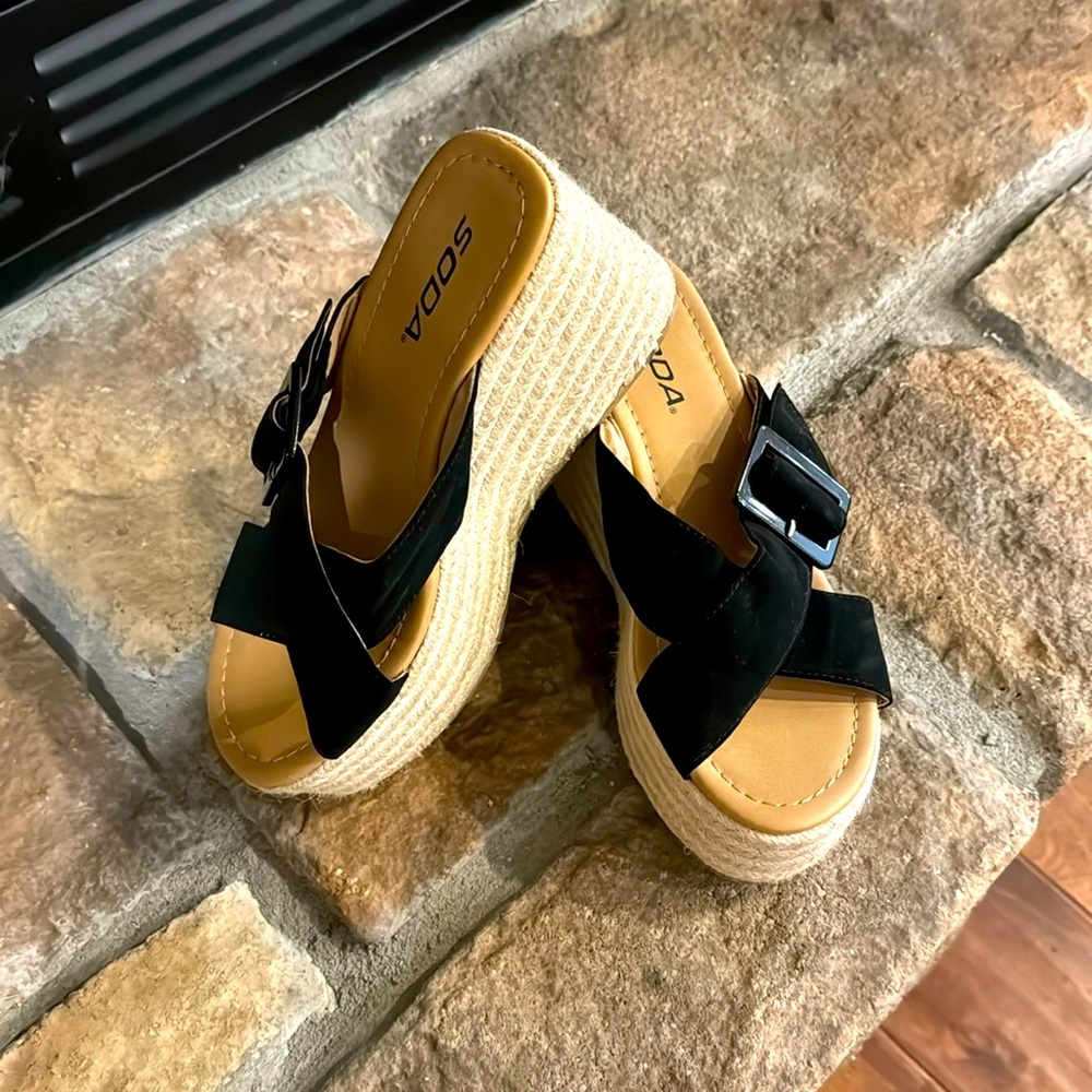 Women’s Soda Brand wedge sandals (never worn) sz 7